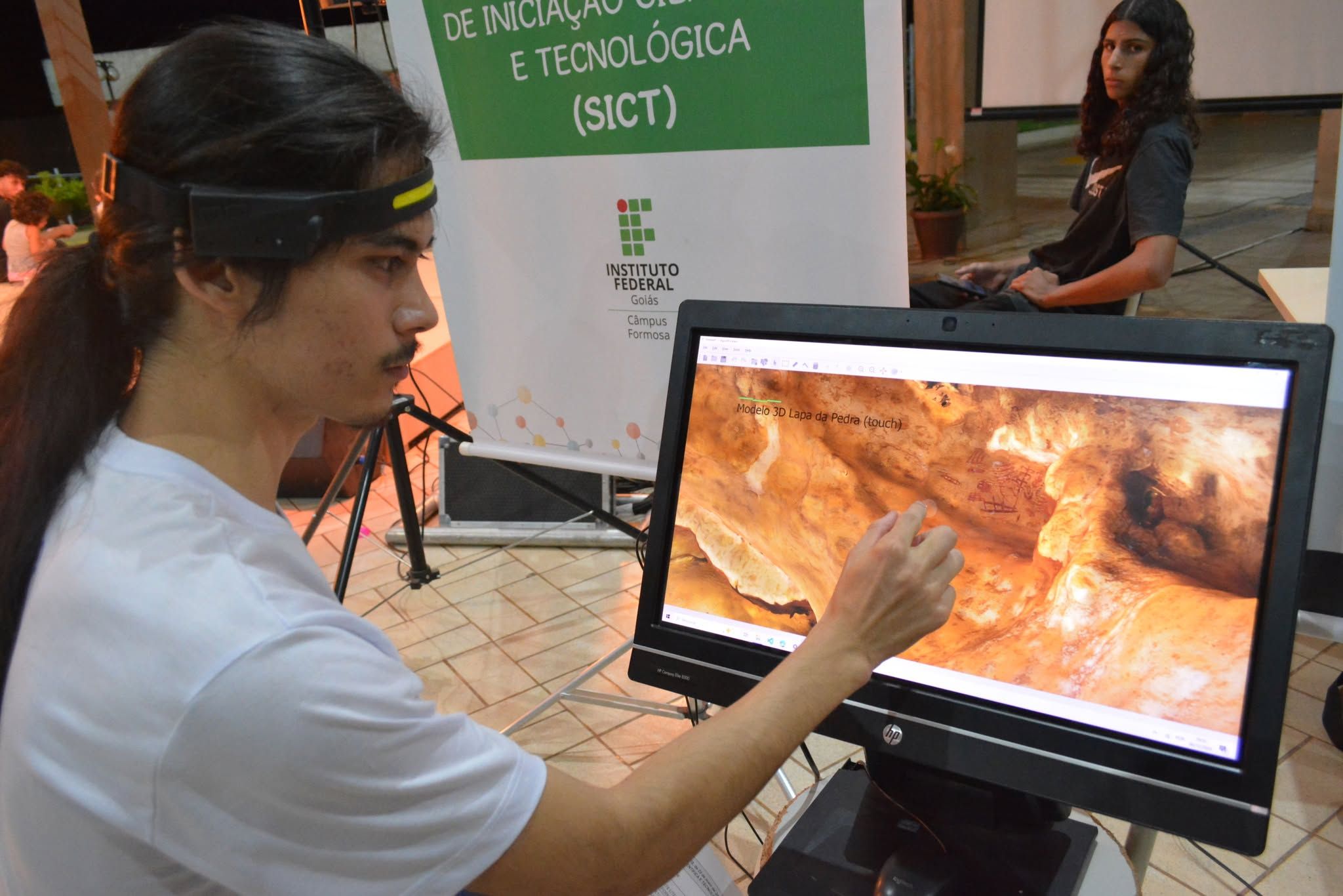 takeshi mexendo no modelo 3D